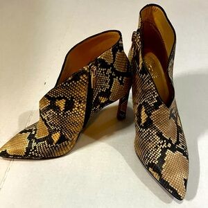 Vince Camuto snakeskin zip heel sz8.5